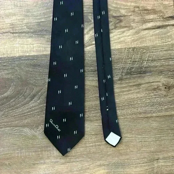 Oscar de la Renta Vintage Tie Beautiful Black with gray rectangular design. - Picture 13 of 16